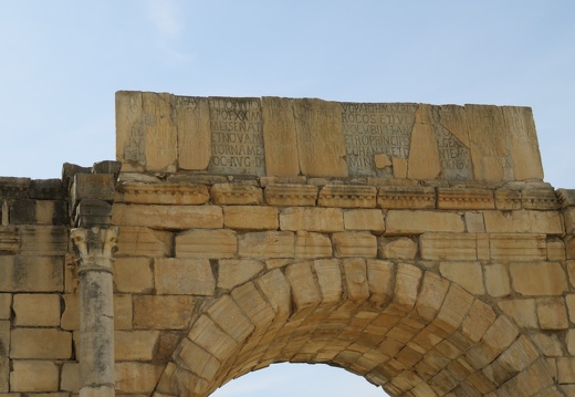 Volubilis - L'inscription sur l'Arc de Caracalla