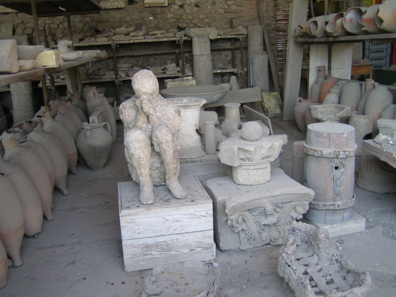Pompéi, dépôt de fouilles.JPG