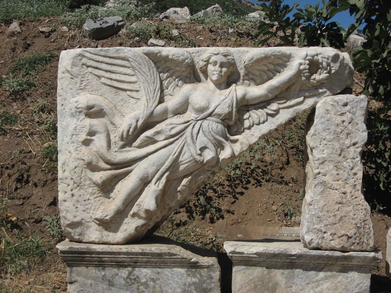 Éphèse, Bas-relief de Nikè.jpg