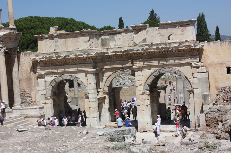 Éphèse, Porte de Mazée et de Mithridate.jpg