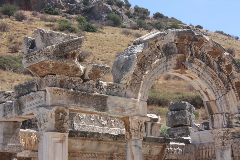 Éphèse, Temple d’Hadrien 1.jpg