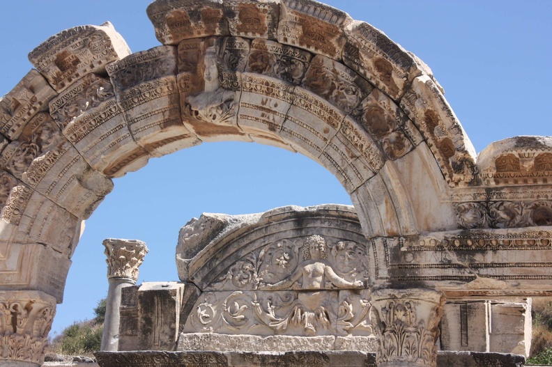 Éphèse, Temple d’Hadrien 2.jpg