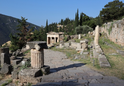 Delphes - La place de l'Aire et le portique des Athéniens