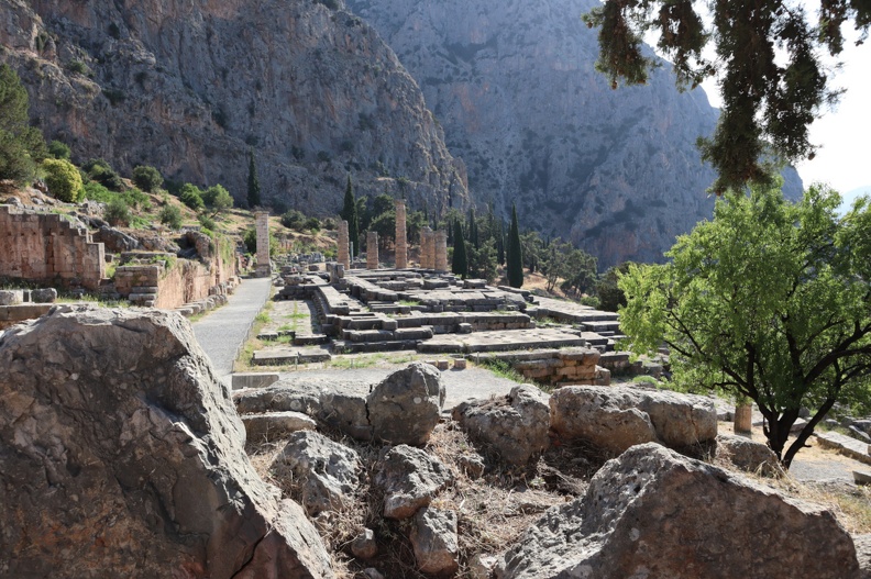 Delphes, temple d'Apollon, vue arrière.JPG