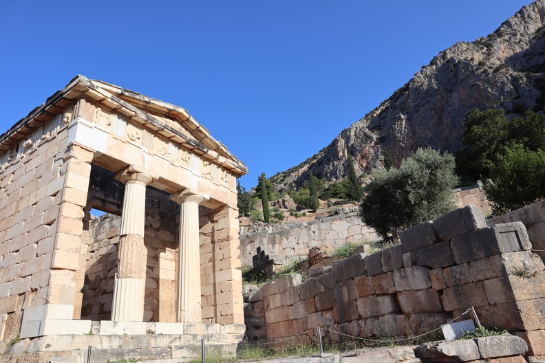 Delphes, Trésor des Athéniens, angle sud-est.JPG