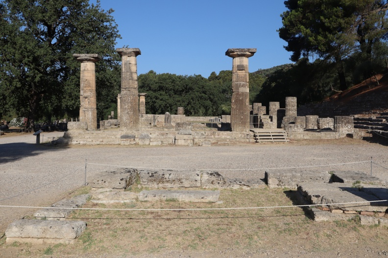 Olympie, autel devant le temple d'Héra.JPG