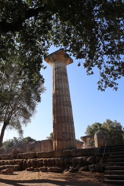 Olympie, colonne du temple de Zeus.JPG