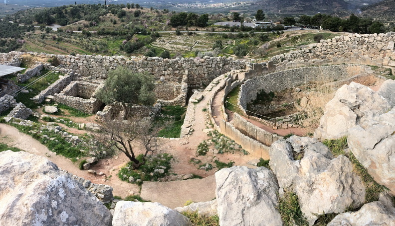 Mycènes, maisons sur l'acropole.JPG