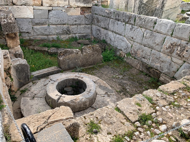Éleusis, puits de Kallichoron.jpg