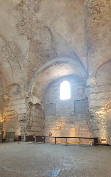 Lutèce,  frigidarium des thermes de Cluny.jpg