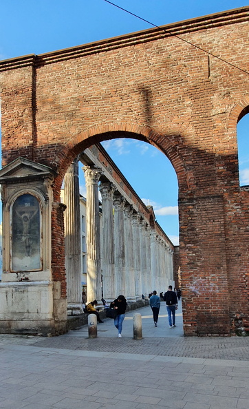 Milan colonnade antique.jpg