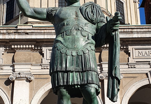 Milan - La statue de Constantin
