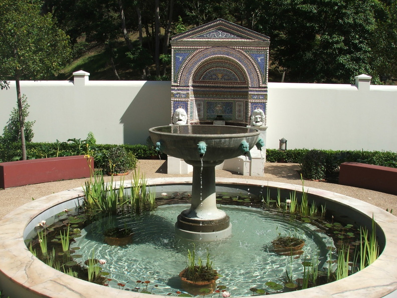 Villa Getty, fontaine du jardin Est.JPG