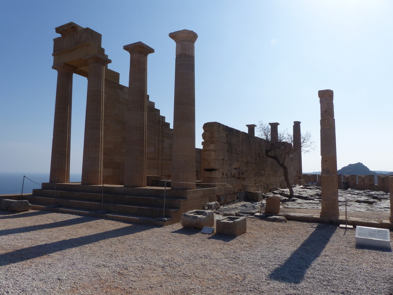 Lindos, temple d'Athéna et stoa de Psithyros.JPG