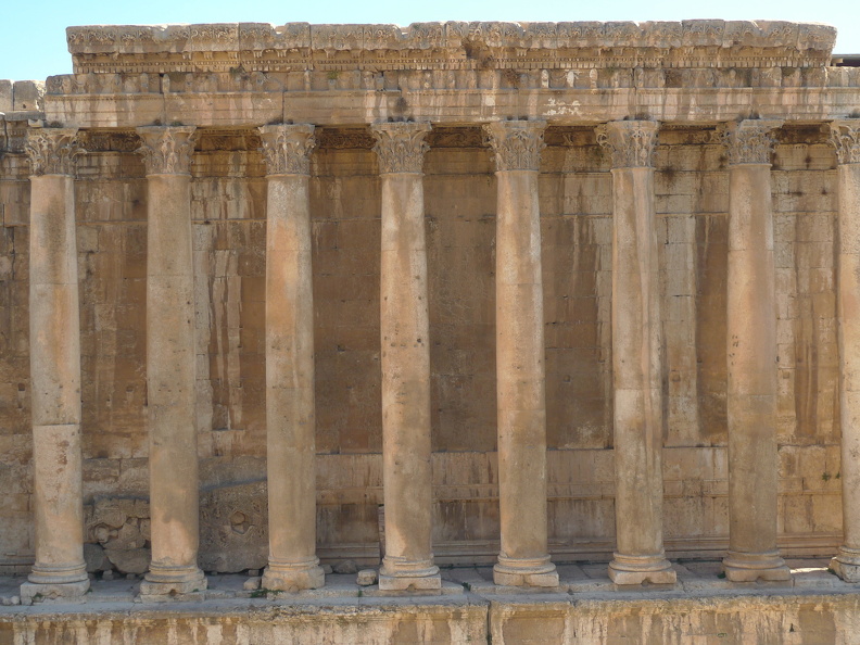 Baalbek, colonnes du temple de Bacchus.jpeg