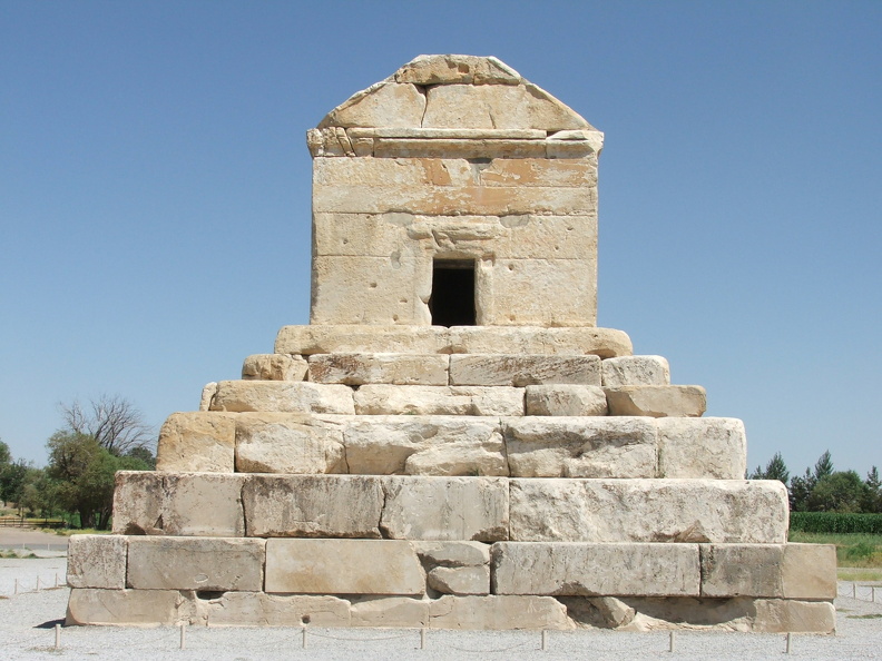 Pasargades, façade du tombeau de Cyrus II.JPG