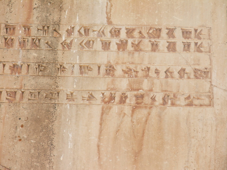 Pasargades, inscription cunéiforme trilingue.JPG