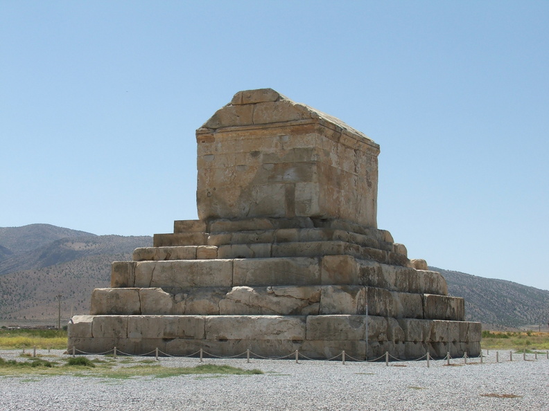 Pasargades, vue arrière du tombeau de Cyrus II.JPG