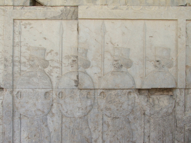 Persépolis, bas-relief des soldats au bouclier.JPG