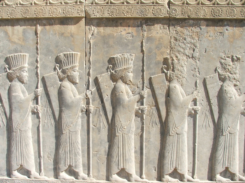 Persépolis, fantassins perses, relief du palais des 100 colonnes.JPG