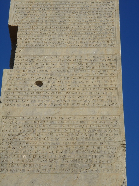 Persépolis, inscription cunéiforme de Darius.JPG