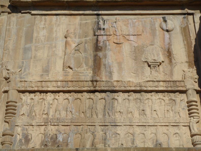 Persépolis, tombeau d'Artaxerxès III, registre supérieur.JPG