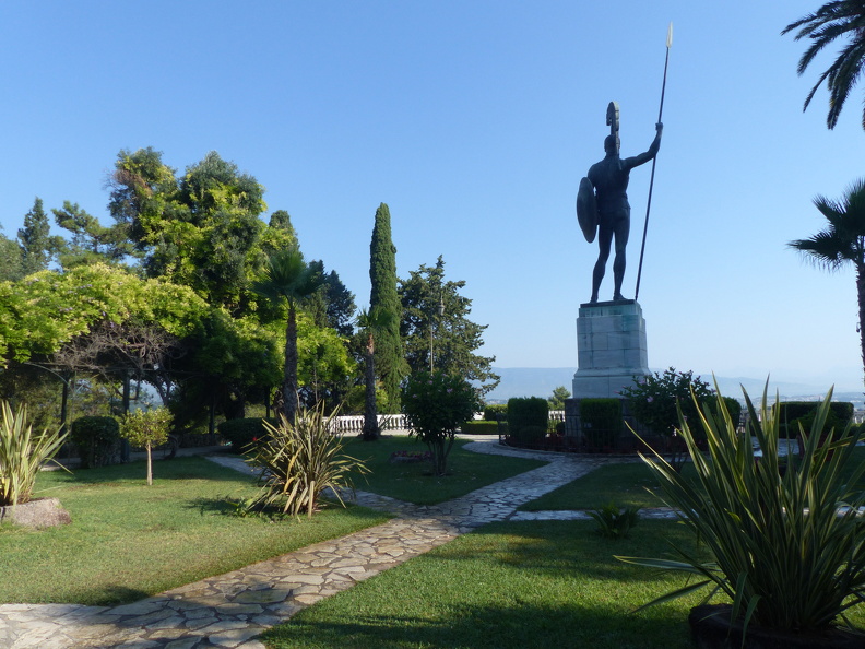 Achilleion de Corfou, statue d'Achille dominant la mer.JPG