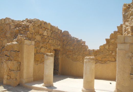 Massada - Cour à colonnade de la partie occidentale