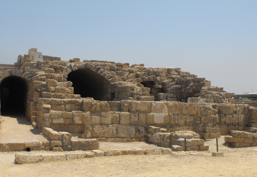 Césarée, entrepôts et Mithreum