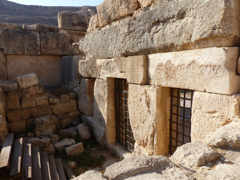 À 700 mètres du Qasr al-Abd une falaise creusée de seize grottes troglodytiques justifie le toponyme Iraq al-Amir, « la falaise du prince ». Certaines reliées à des sources offraient des réserves d’eau. D’autres étaient habitées par Hyrcan selon Flavius Josèphe (XII,4) : « Il fit cependant l'entrée de ces cavernes assez petite pour ne livrer passage qu'à un seul homme à la fois ; il prit toutes ces précautions en vue de sa propre sûreté, pour n'être pas en danger d'être pris par ses frères. »
CC 4.0 Odysseum, photo F. Poli
Article à consulter : glossaire du Musée virtuel
Iraq al-Amir, intérieur du Qasr al-Abd vers le Nord.JPG