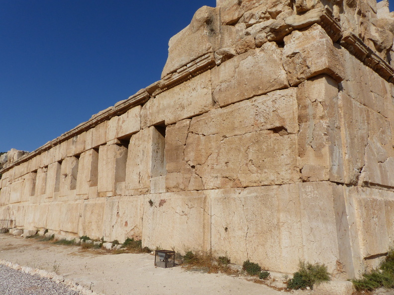 Les murs extérieurs du Qasr al-Abd, percés de fenêtres, sont composés de mégalithes parallélépipédiques dont le poids oscille entre 7 et 32 tonnes. Si le constructeur a pu croire qu'un édifice réalisé en peu de blocs gigantesques serait éternel, il était assurément conscient de réaliser une prouesse technique. Le tremblement de terre de 362 ap. J.-C. a pourtant endommagé la structure. Une équipe d'archéologues français a collaboré à sa restauration par anastylose, au début des années 1980.
CC 4.0 Odysseum, photo F. Poli
Article à consulter : glossaire du Musée virtuel
Iraq al-Amir, Qasr al-Abd côté ouest.JPG
