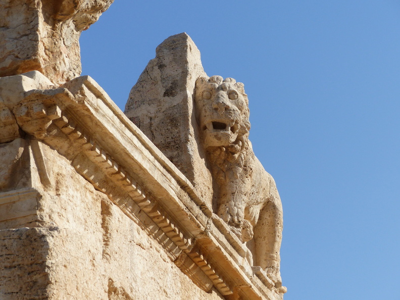 Iraq al-Amir, lionne sur  la corniche.JPG