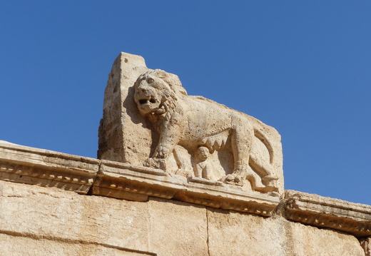 Iraq al-Amir, sculpture sur le mur ouest