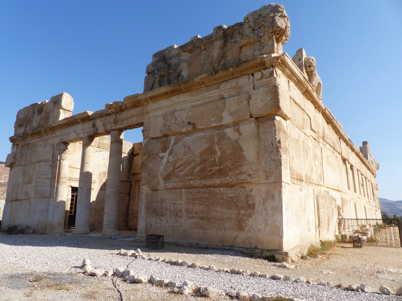 Hyrcan le Tobiade, gouverneur du royaume d’Ammon, fit construire vers 175 av. J-C., le Qasr al-Abd « château de l’esclave », car il se considérait « serviteur du roi ». Des prisonniers de guerre, nombreux, ont travaillé à l’édification du château qui mesure près de 20 x 40 m. Les deux étages, sur une hauteur de 14 m, sont construits en grands murs blancs rectangulaires décorés de figures d’animaux. L’édifice autrefois entouré d'un grand bassin était implanté dans un vaste domaine arboré.
CC 4.0 Odysseum, photo F. Poli
Article à consulter : glossaire du Musée virtuel
Iraq al-Amir, Qasr al-Abd façade nord.JPG