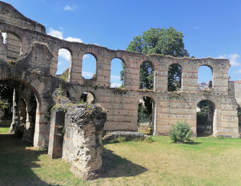 Des fouilles archéologiques attestent que le Palais Gallien avait brûlé lors du grand incendie de 276 ap. J.-C. Au Moyen Âge, le Palais Gallien devient une carrière. On l’appelle alors « les arènes » en lien avec l’arène de l’amphithéâtre, surface recouverte de sable (arena, en latin) où se déroulaient spectacles et combats. Puis on le nomme « Palais Gallien » à partir du XIVe s. En 1800, Lucien Bonaparte ordonne que cesse la dégradation du vestige. En 1840, il devient monument historique.
CC 4.0 Odysseum, photo A. Jayat
Pages à consulter :
Le Colisée, glossaire du Musée virtuel
Bordeaux, Palais Gallien, détail.jpg