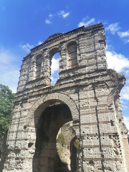 L’amphithéâtre comportait deux portes aux niches décorées de statues. Elles constituaient les entrées principales des spectateurs qui empruntaient ensuite les couloirs et les escaliers. Les sièges du bas de la cauea étaient réservés à l'aristocratie municipale. Les gladiateurs et les bêtes passaient par les couloirs latéraux des grandes portes et gagnaient une pièce placée sous les gradins du podium. Les passages qui donnaient dans l'arène étaient fermés par des barrières de bois, les carceres.
CC 4.0 Odysseum, photo A. Jayat
Pages à consulter :
Les gladiateurs, glossaire du Musée virtuel
Bordeaux, Palais Gallien, la porte Nord .jpg