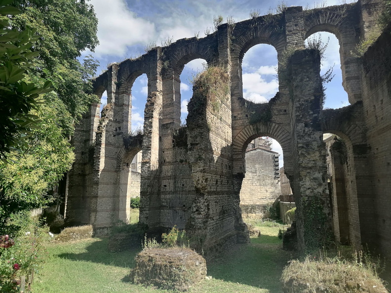 Construit selon les principes de l’architecture romaine décrits dans le De Architectura (livres II et V), de Vitruve (Ier s. av. J.-C.), l’amphithéâtre de Burdigala était de proportion moyenne, comparé à d’autres amphithéâtres de l’ouest de l’Empire, notamment au Colisée de Rome. Le Palais Gallien comportait soixante-quatre travées et sept murs annulaires concentriques en briques. Les fouilles ont révélé que le sol des galeries et les escaliers d’accès étaient en bois.
CC 4.0 Odysseum, photo A. Jayat
Pages à consulter :
Vitruve, le Colisée, glossaire du Musée virtuel
Bordeaux, Palais Gallien, les travées.jpg