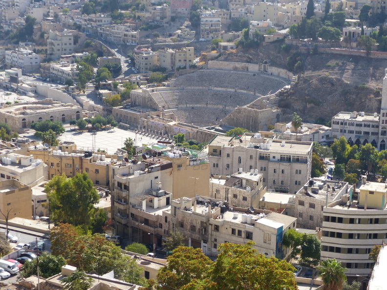 Depuis le XIIIe av. J.-C., Amman située au nord de la Jordanie était la capitale du peuple antique des Ammonites. Puis Ptolémée II Philadelphe, souverain macédonien du royaume ptolémaïque (283 - 246 av. J.-C.) baptise la ville : « Philadelphia ». En 106 ap. J.-C., l’empereur romain Trajan crée la Province d’Arabie et perce la voie Noua Traiana qui traverse la Jordanie du Nord au Sud. Membre de la Décapole, la cité se développe et se dote de monuments publics emblématiques de la romanisation.
CC 4.0 Odysseum, photo F. Poli
Artclces à consulter : les empereurs romains - glossaire du Musée virtuel
Amman vue depuis la citadelle.JPG