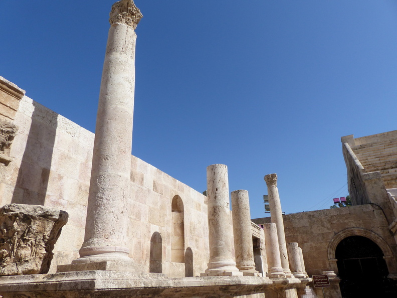 Amman, éléments du mur de scène.JPG