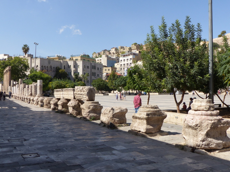 Située devant le théâtre romain, une vaste esplanade à colonnades recouvre la surface qu’occupait le forum antique. Construite en 190 ap. J.-C., il s’agissait d’une des plus grandes places publiques de la Rome impériale d’environ 100 x 50 m. Des édifices publics qui répondaient à des fonctions politiques, religieuses et commerciales occupaient le forum. Leurs vestiges restent enfouis sous les rues de la ville moderne. À l’intersection du cardo et du decumanus se trouvait un nymphée monumental.
CC 4.0 Odysseum, photo F. Poli
Articles à consulter : le forum romain - glossaire du Musée virtuel
Amman, le forum devant le théâtre.JPG