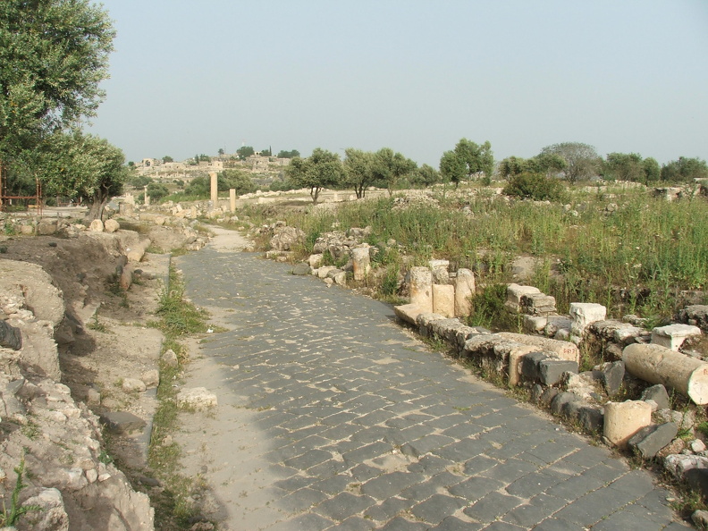 À l’extrême nord-ouest de la Jordanie s’étendent, le long d’un decumanus (axe principal est-ouest) long de 1600 m., les ruines de l’antique Gadara, aujourd’hui Umm Qeis. Peut-être fondée par des vétérans d’Alexandre le Grand au IVe s. av. J.-C., la ville gagne son autonomie sous Pompée en 63 av. J.-C. et devient l’une des principales cités de la confédération de la Décapole. Auguste confie la cité à Hérode le Grand, mais les Romains la détruisent lors de la guerre de Judée (66-73 ap. J.-C.).
CC 4.0 Odysseum, photo F. Poli
Articles à consulter :
Alexandre le Grand - Auguste - glossaire du Musée virtuel
Umm Qeis le decumanus.JPG