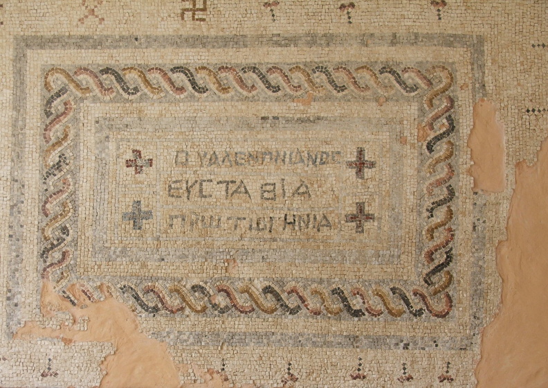 Cette mosaïque, retrouvée dans un mausolée construit en basalte au début du Ier s. ap. J.-C. est ornée d’une inscription en grec qui porte les noms de Valentinanos, Eustathia et Protogenia, les propriétaires de la tombe dont elle provient. Un escalier descendait vers les sépultures du vestibule du mausolée. Elles étaient protégées par deux sphinx de basalte. On y a découvert huit sarcophages déposés dans des loculi (niches). Des espaces annexes permettaient sans doute de déposer des offrandes.
CC 4.0 Odysseum, photo F. Poli
Articles à consulter :
l’art de la mosaïque - l’alphabet grec - glossaire du Musée virtuel
Umm Qeis, mosaïque du mausolée romain.JPG