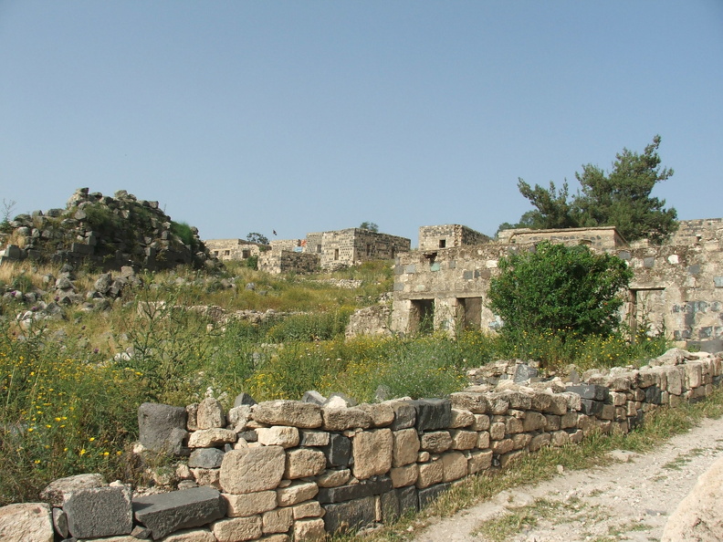 La ville de Gadara a prospéré sous différentes formes jusqu’au VIIe s. ap. J.-C. époque à laquelle ses liens commerciaux s’affaiblirent à l’instar d’autres cités de la Décapole. Elle fut partiellement reconstruite sous l’empire ottoman, si bien que, dans ce quartier le plus prestigieux et le plus élevé de la ville romaine, d’anciennes maisons ottomanes subsistent aux côtés des ruines romaines. La cité antique découverte au début du XIXe s. n’a été fouillée qu’à partir des années 1980.
CC 4.0 Odysseum, photo F. Poli
Artcile à consulter :
glossaire du Musée virtuel
Umm Qeis, muraille romaine et vestiges ottomans.JPG