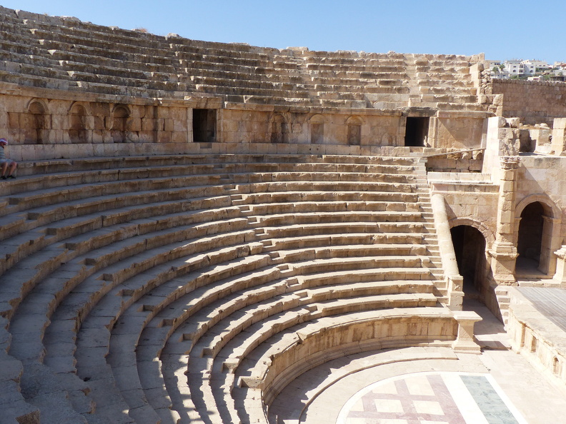 Jerash, cauea du théâtre nord.JPG