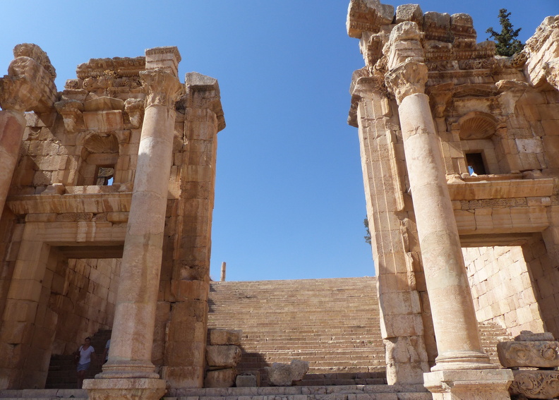 Jerash, propylées du temple d’Artémis.jpg