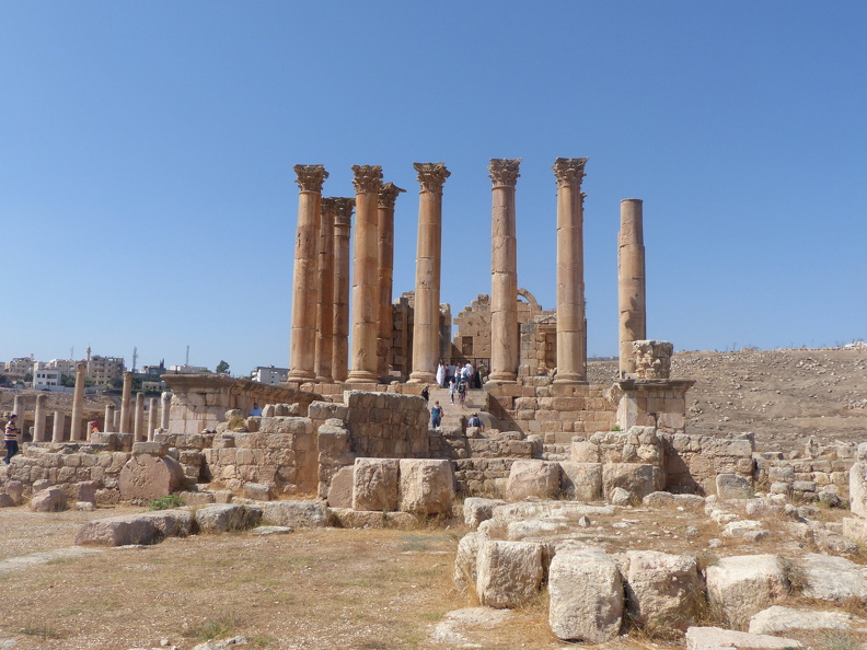 Le culte d’Artémis, fille de Zeus et de Léto, était sans doute très ancien à Gerasa, car elle y était honorée comme déesse protectrice de la ville. Son temple, construit au cœur de la cité vers 170 ap. J.-C., est périptère hexastyle, d'ordre corinthien. Ses murs étaient recouverts de marbre. Élevé sur un podium, il se dressait au centre d'une vaste cour bordée de portiques sur ses quatre côtés de 180 m chacun. Peut-être concurrencé par le culte de Zeus Olympien, le temple ne fut jamais achevé.
CC 4.0 Odysseum, photo F. Poli
Articles à consulter :
Artémis - le temple romain - glossaire du Musée virtuel
Jerash, le temple d’Artémis.JPG
