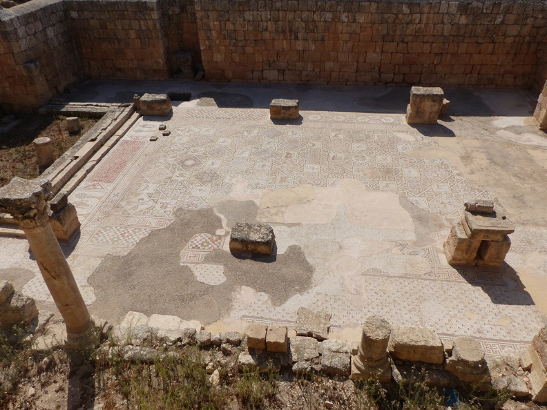 On a recensé près de quinze églises à Gerasa. Le pavement de cette basilique consacrée en 533 ap. J.-C. aux saints Côme et Damien est remarquable par ses motifs humains et animaliers, en particulier (à gauche) les représentations des généreux donateurs Théodoros et sa femme Georgia. Leurs images sont restées intactes, car l’église fut abandonnée dès le VIIe s. ap. J.-C. Côme et Damien, des médecins soigneurs des pauvres, furent sanctifiés alors qu’ils avaient été martyrisés sous Dioclétien.
CC 4.0 Odysseum, photo F. Poli
Articles à consulter :
Dioclétien - glossaire du Musée virtuel
Jerash, mosaïque de l’église des saints Côme et Damien.JPG