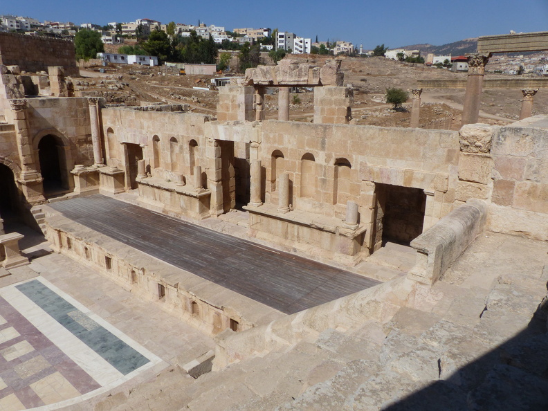 Jerash, mur de scène du théâtre nord .JPG