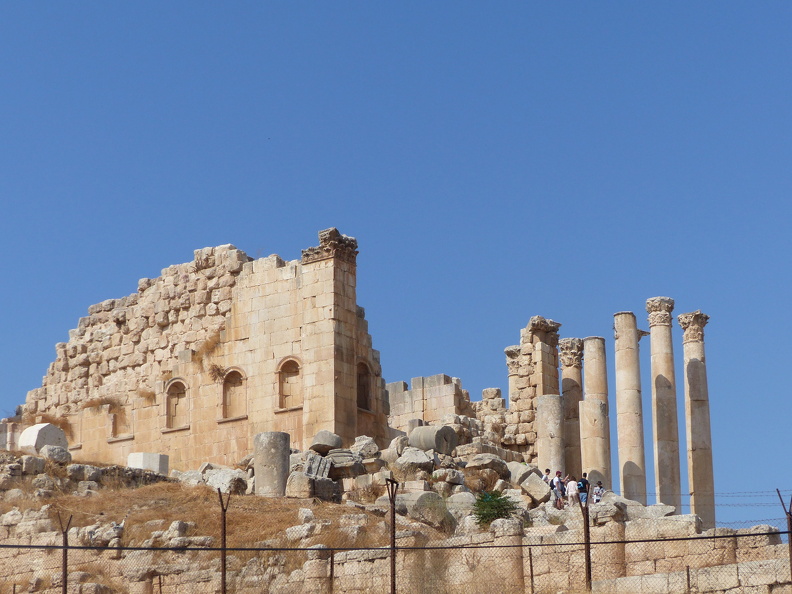 Le temple de Zeus affirme son caractère oriental par ses dimensions monumentales, son escalier donnant accès au toit, sans doute pour des activités cultuelles à l’instar du temple de Baalbek et, sur les murs extérieurs du temple, ses 22 niches à conques destinées à abriter des statues. La terrasse de 100 m sur 50 m située en contrebas correspond au noyau primitif du sanctuaire. Les fouilles ont révélé qu’un culte peut-être consacré à Baal-Shamin y était établi dès le VIe-Ve siècle av. J.-C.
CC 4.0 Odysseum, photo F. Poli
Articles à consulter :
Zeus - le temple romain - glossaire du Musée virtuel
Jerash, temple de Zeus, côté sud.JPG