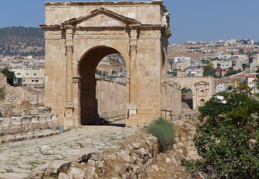 Jerash, tétrapyle nord et porte nord en enfilade